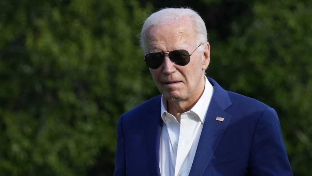 Joe Biden sa bude naďalej uchádzať o post prezidenta. Je podľa neho načase ukončiť vnútrostranícku drámu