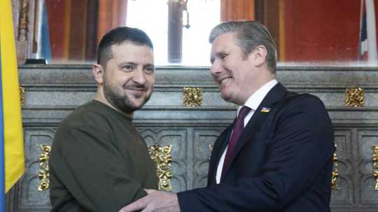 Archívna snímka - Volodymyr Zelenskyj (vľavo) a nový britský premiér Keir Starmer.
