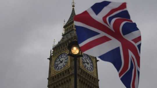 Vlajka Spojeného kráľovstva je vyvesená pred budovou parlamentu.