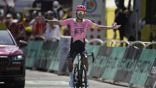 Ekvádorský cyklista Richard Carapaz oslavuje víťazstvo v 17. etape Tour de France.