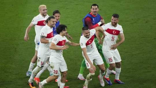 Tureckí hráči oslavujú gól v zápase ME proti Rakúsku.