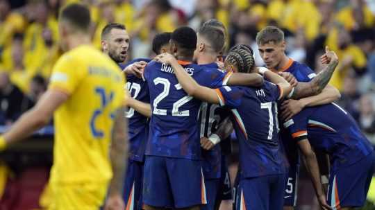 Holandskí hráči oslavujú strelený gól v osemfinále ME proti Rumunsku.