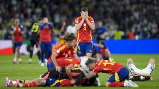 Noví majstri Európy oslavujú víťazstvo vo finále ME proti Anglicku.