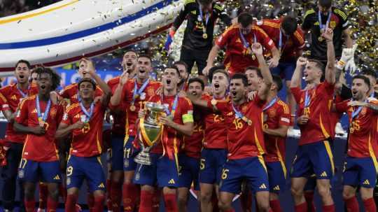 Španielski futbalisti oslavujú víťazstvo vo finále ME.