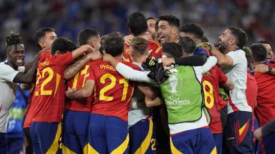 Na snímke hráči Španielska oslavujú postup do finále.