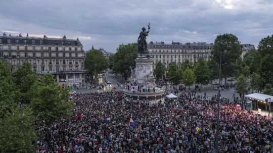Ľudia sa zhromažďujú na Námestí Republiky počas protestu proti vzostupu krajnej pravice po prvom kole parlamentných volieb vo Francúzsku.