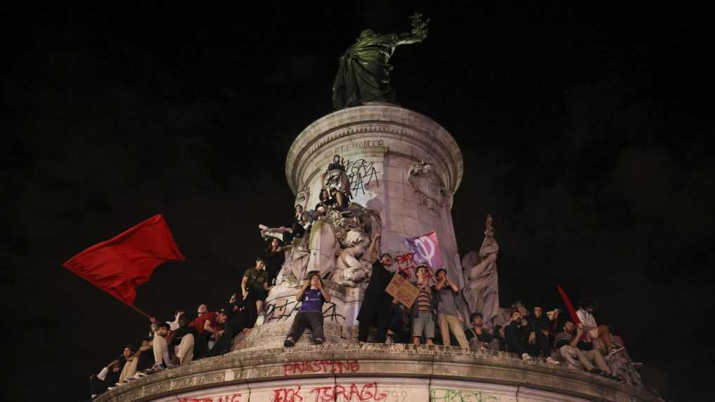 Ã„Â½udia vyliezli na sochu na nÃƒÂ¡mestÃƒÂ­ Republique.