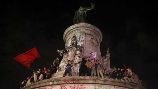 Ľudia vyliezli na sochu na námestí Republique.