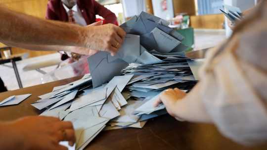 Vo voľbách do Národného zhromaždenia (dolná komora parlamentu) môže voliť viac než 49 miliónov registrovaných voličov.