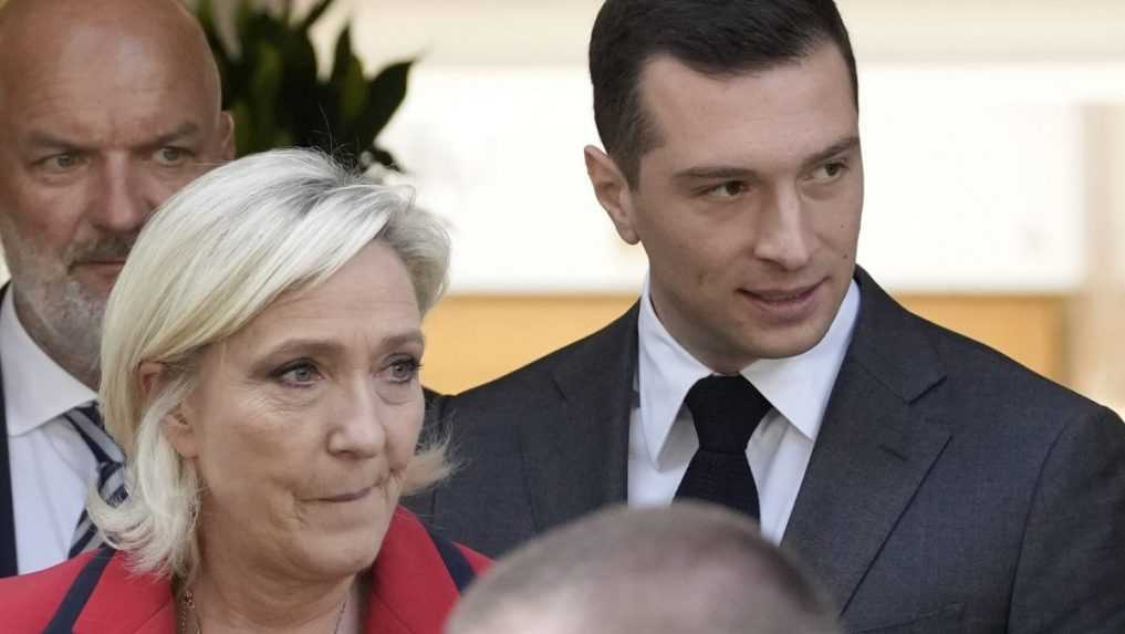 Macron sa od prvého kola volieb neukázal na verejnosti. Krajná pravica zrejme ovládne aj nedeľné druhé kolo