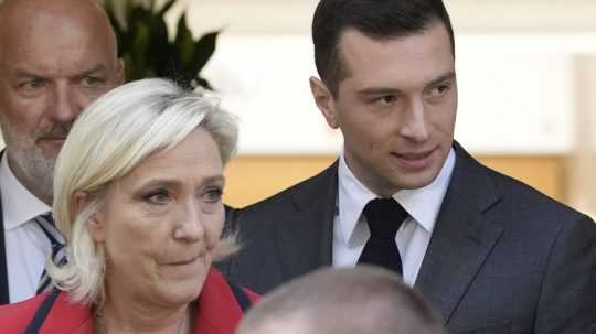 Predseda krajne pravicovej strany Národné zhromaždenie Jordan Bardella s líderkou krajnej pravice Marine Le Penovou.