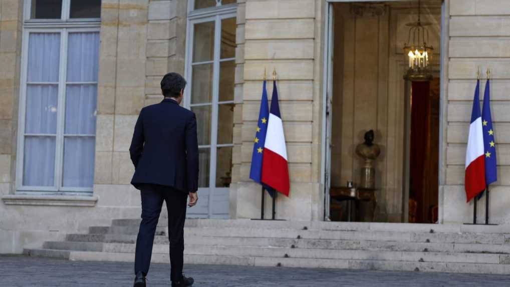 Prezident Macron odmietol demisiu francúzskeho premiéra. Požiadal ho, aby naďalej zabezpečoval chod krajiny