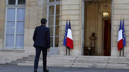 Francúzsky premiér Gabriel Attal sa vracia do premiérskeho sídla.