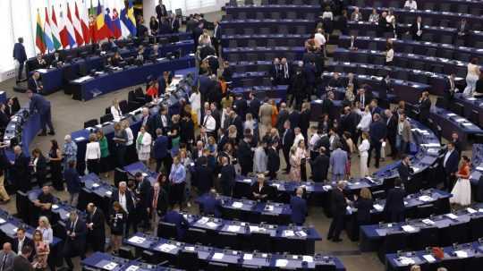 Poslanci Európskeho parlamentu vchádzajú do sály počas príprav na hlasovanie.