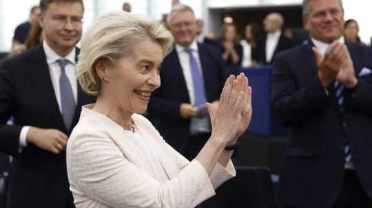 Predsedníčka Európskej komisie Ursula Von der Leyenová sa raduje po jej opätovnom zvolení.