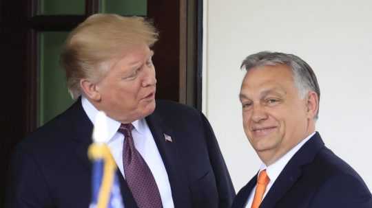 Na archívnej snímke z 13. mája 2019 maďarský premiér Viktor Orbán (vpravo) a vtedajší americký prezident Donald Trump.