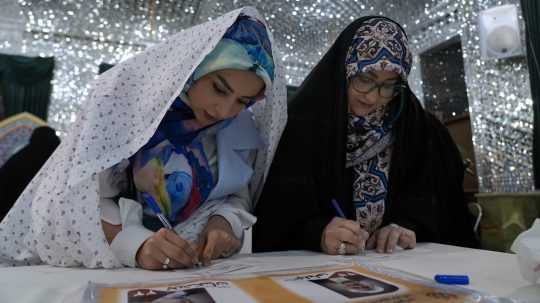 Ženy vypĺňajú hlasovacie lístky pre prezidentské voľby.