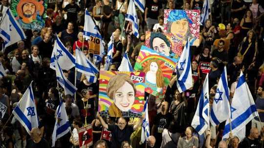 Tisíce Izraelčanov protestujú proti Netanjahuovmu odletu do USA, ak neuzavrie prímerie.