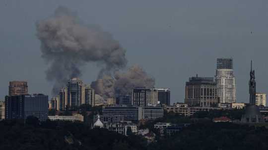 Na snímke dym nad panorámou Kyjeva po ruskom útoku.
