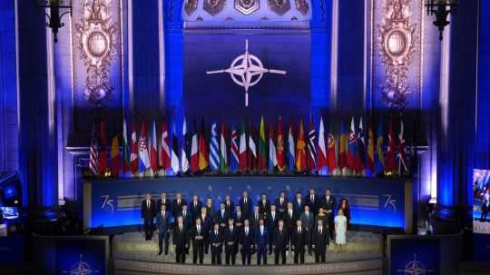 Vedúci predstavitelia NATO pózujú na fotografii.