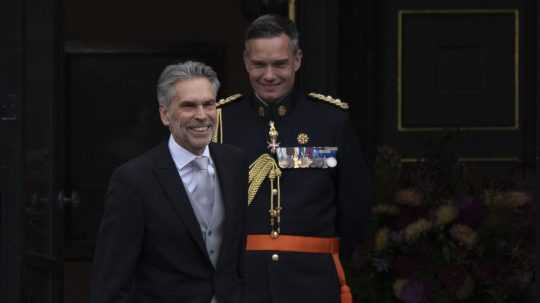 Nastupujúci premiér Dick Schoof (vľavo) prichádza do kráľovského paláca, aby zložil prísahu do rúk holandského kráľa Willema-Alexandra.