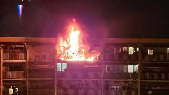 Na snímke požiar bytového doma v Nice.