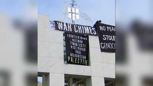 Propalestínski aktivisti obsadili strechu austrálskeho parlamentu. Zákonodarcovia akciu odsúdili