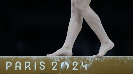 Gymnastka počas tréningu na kladine na OH 2024 v Paríži.
