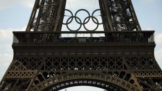 Olympijské kruhy na Eiffelovej veži.