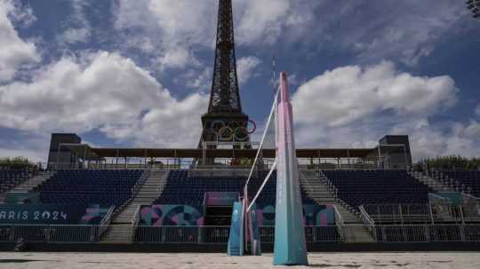 Na snímke štadión pre plážový volejbal pred Eiffelovou vežou v Paríži.