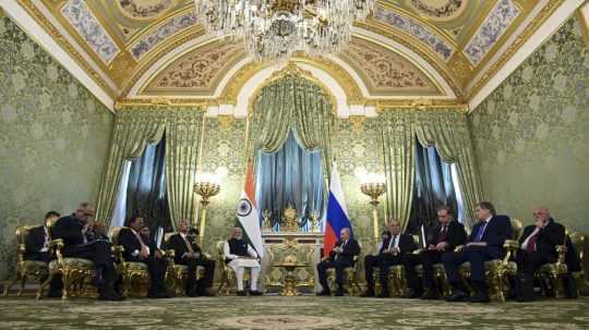 Ruský prezident Vladimir Putin (uprostred vpravo) sa rozpráva s indickým premiérom Naréndrom Módím (uprostred vľavo).