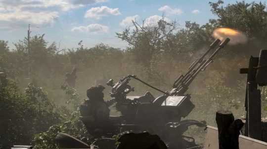 Ruský vojak obsluhuje zbraň na neznámom mieste na Ukrajine.