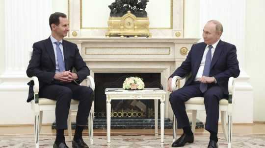 Sýrsky prezident Bašár Asad (vľavo) a ruský prezident Vladimir Putin počas stretnutia v Moskve.