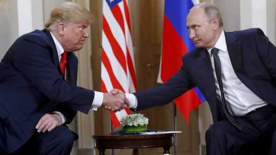 Archívna snímka zo stretnutia Donalda Trumpa (vľavo) a Vladimira Putina.