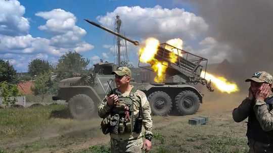 Ruskí vojaci strieľajú zo samohybného 122 mm raketometu BM-21 "Grad" na neznámom mieste na Ukrajine.