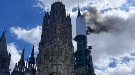 V katedrále v Rouene na severe Francúzska vypukol požiar.