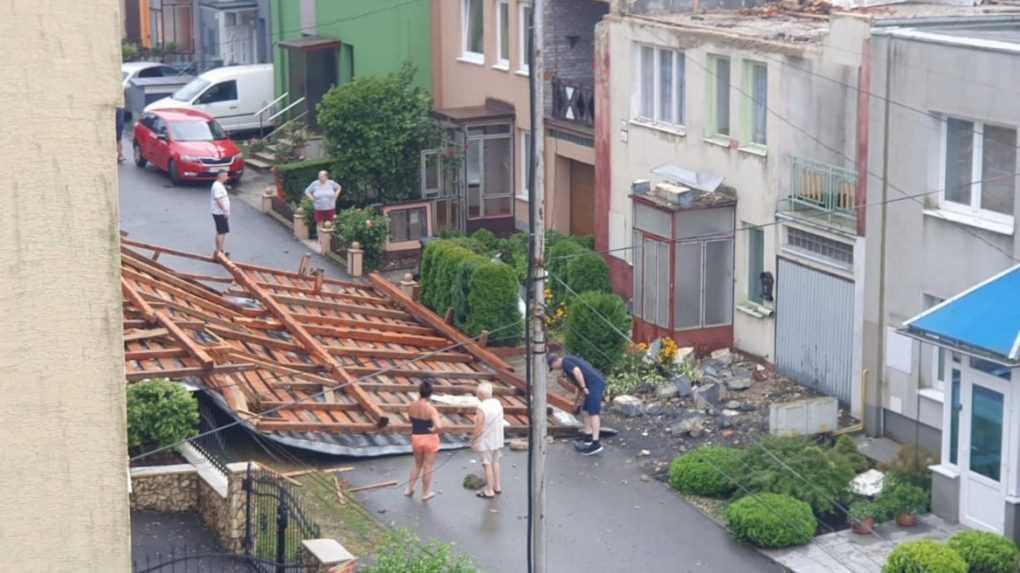 Strhnuté strechy a popadané stromy: Vo Vranove nad Topľou odstraňujú škody po veternej smršti