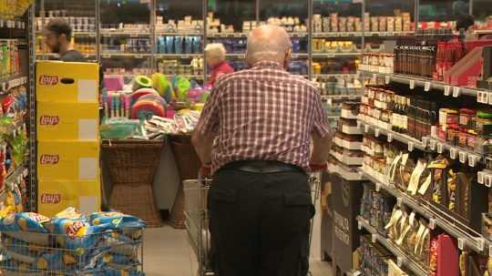 Ilustračná snímka - dôchodca nakupuje v potravinách.