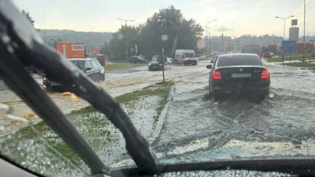 Supercela vo Zvolene otestovala aj schopnosti vodičov. Ako sa správať za volantom v búrke?