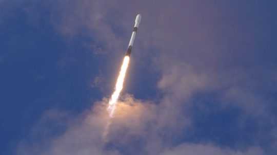 Raketa Falcon 9 nesie na obežnú dráhu satelit Turksat 6A.