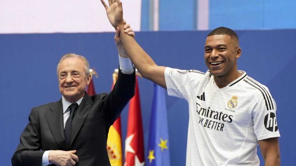 Kylian Mbappé s riaditeľom Realu Madrid Florentinom Pérezom.