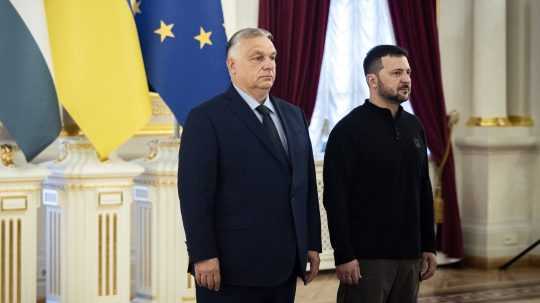 Ukrajinský prezident Volodymyr Zelenskyj (vpravo) víta maďarského premiéra Viktora Orbána.