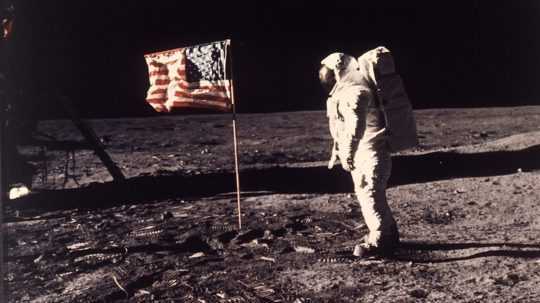 Na snímke prvý človek na mesiaci.