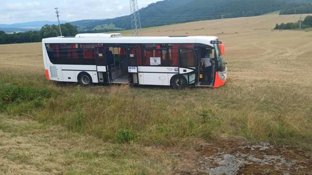 Nehoda autobusu na východe Slovenska: Zranilo sa päť ľudí, prípad vyšetruje polícia