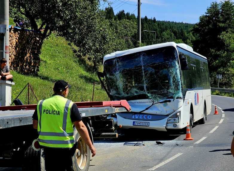 V Brezne sa zrazil autobus s traktorom, niekoľko zranených previezli do nemocnice