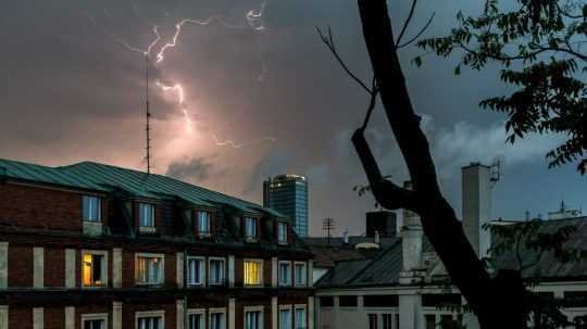 Na snímke blesk zachytený nad Bratislavou.