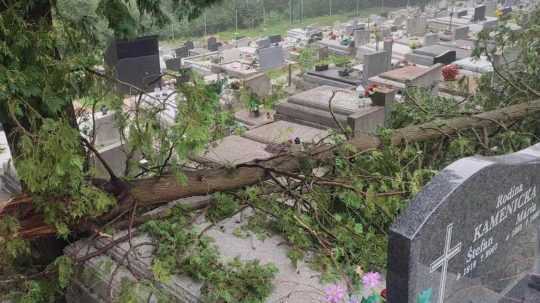 Veterná smršť poničila cintorín v Levoči.