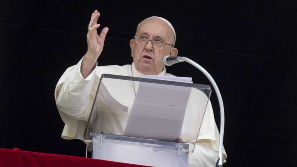 Za obete nešťastia pri Nových Zámkoch sa modlí aj pápež František
