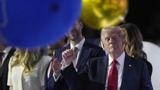Na snímke Donald Trump medzi balónmi.