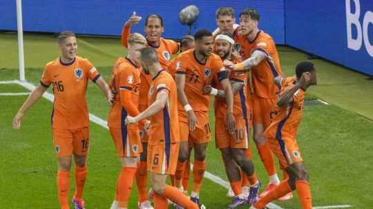 Holandskí futbalisti sa tešia z druhého gólu.